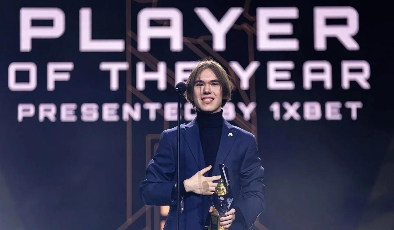 战斗歌曲开始了！ Ale 的雷霆击杀了 Xiaohu ，而 Xiaotian 呼吸着Maokai窒息了双方，进入最后一轮