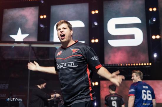 阿卡丽来了！ knight 阿卡丽在团战中无情地收割了 Bilibili Gaming 并击败了 EDward Gaming 赢得了三场连续的比赛 ON 第一天